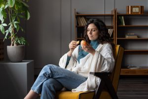 comprar mandarinas valencianas online - mujer comeindo